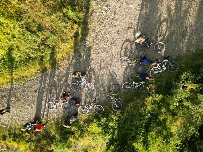 Die Sonne steht bereits tief als der Schlussanstieg in den Lienzer Dolomiten nach 500 Höhenmetern abrupt endet: Die Karte zeigt einen fahrbare Schotterstraße, in der Realität aber wachsen auf dem Weg bereits 3 bis 5 Jahre alte Fichten. Also Umkehr - auf wenn es unendlich wehtut.