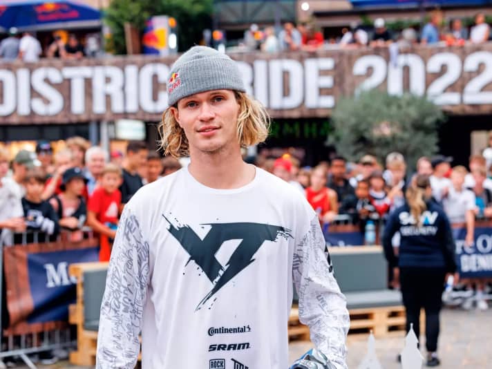 Erik Fedko mit Seemannsmütze im eigens entworfenen District-Ride-Outfit mit gekritzelten Unterschriften: „Meine Homies haben den Look gefeiert!“