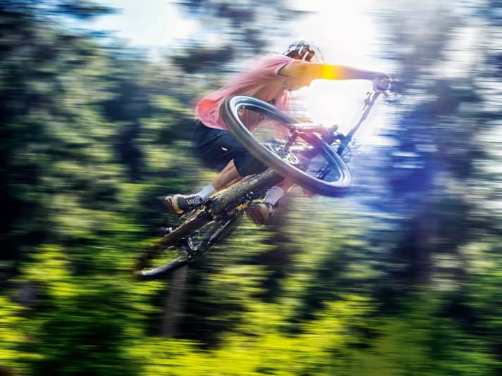 In the park, powerful bikes are easy on man and material. Trail bikes are only fun on special routes.