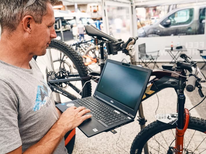 Software check: Jan Wittmaack prepares the assisted riders' bikes for the tech check at the Bosch service truck. This is to prevent unauthorised drive tuning.