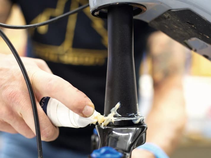 Lubricate the steering head bearings: An additional grease pack helps to keep water out. However, if the bearing locks (resistance), it must be replaced.