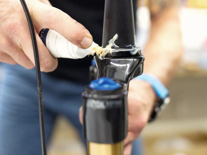 But lubricating the steering bearing, for example, is actually not complicated and can be done by yourself.
