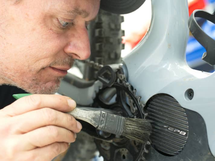 Anyone can do that! But we go into more depth with our special, for example with battery care or setting up an electronic Sram AXS drivetrain.