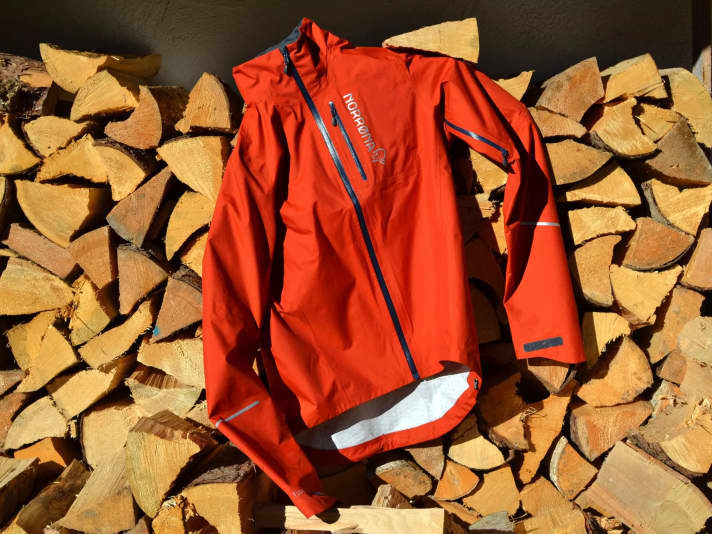 Die Norrøna fjørå dri1 Jacket: Die 1-lagige Membran macht sie recht atmungsaktiv, das Lüftungssystem aber fast luftig - wenn man will.