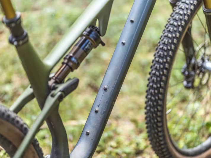 For long-distance fans: Two bottle cages fit on top of each other in the frame of the One11.