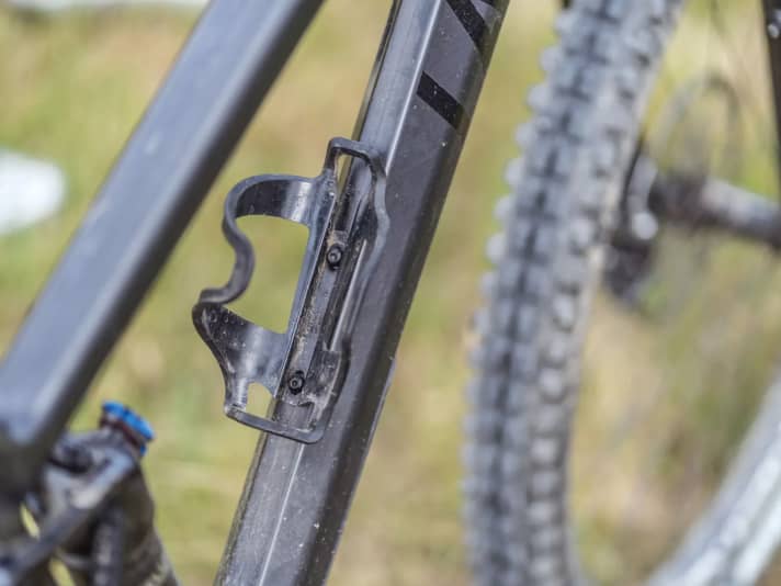 For an extra 300 grams, the Asco is also available in a super-duty layup with an integrated storage compartment under the bottle cage.