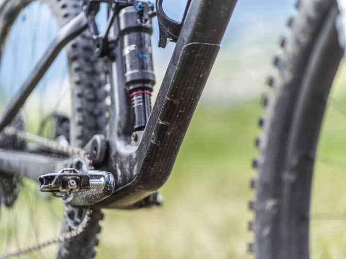 The carbon stone guard increases the service life of the elegant frame and saves weight.