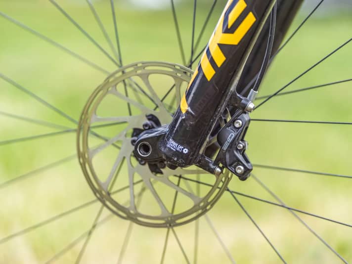 With the small 180 mm brake discs, the Sram G2 RSC cannot develop its full braking power.