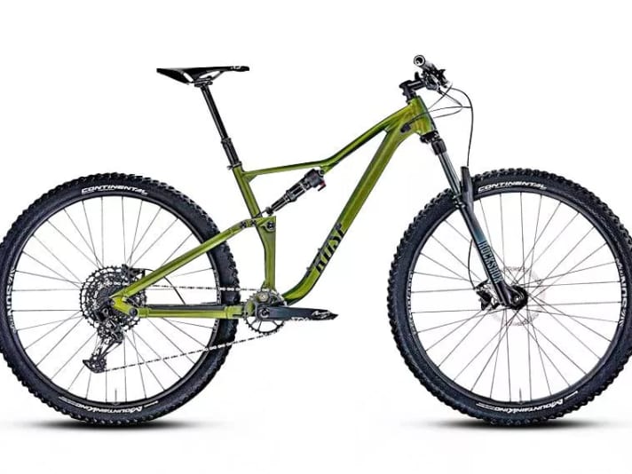 Down country: Most down country bikes are based on the frame platforms of normal marathon fullys. Tuned with 120 millimetres of suspension travel and downhill-heavy components, they also cut a fine figure on tour. Prices start at <a href="https://www.awin1.com/cread.php?awinmid=11768&awinaffid=471469&clickref=B+Rose+Ground+Control+3&ued=https%3A%2F%2Fwww.rosebikes.de%2Frose-ground-control-3-2707509" target="_blank" rel="noopener noreferrer nofollow">3000 euros. Weight: 10 -14 kilos</a>*.