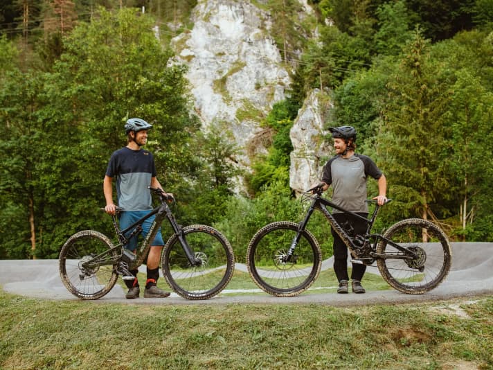 LINKS: Rocky Mountain Altitude Powerplay
, 25,1 kg, 29 Zoll, 170/160 mm, 6900 Euro, 
Motorpower 700 Watt, Akkugröße 722 Wh – RECHTS: Specialized Kenevo SL
, 19 kg, 29 Zoll, 170 mm, 7900 Euro, Motorpower 240 Watt, Akkugröße 320 Wh 