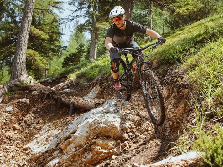 The low weight of the Specializied Kenevo SL is particularly noticeable in tight bends, when changing direction quickly or when hopping onto another line.