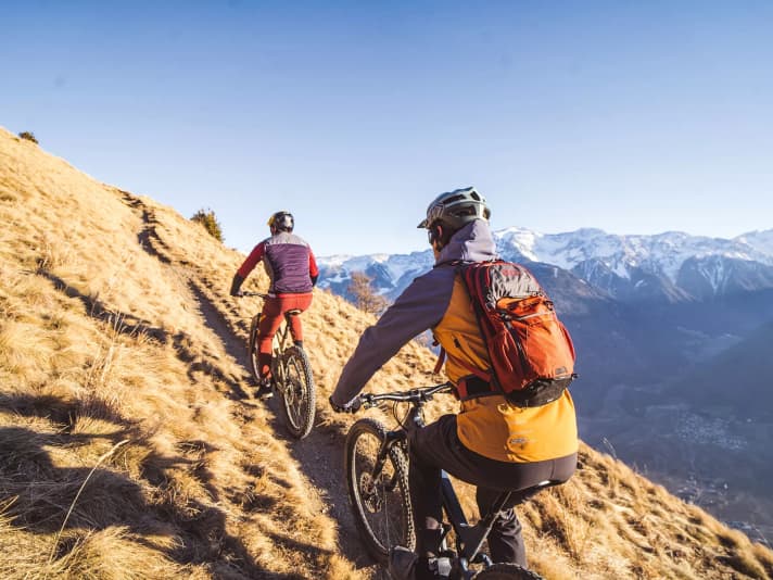 Auf langen Touren zählt nicht nur ein hoher Federungskomfort. Auch ein unkompliziertes Handling und eine aufrechte Sitzposition machen E-Touren-Fahrern wie Einsteigern das Leben leichter.