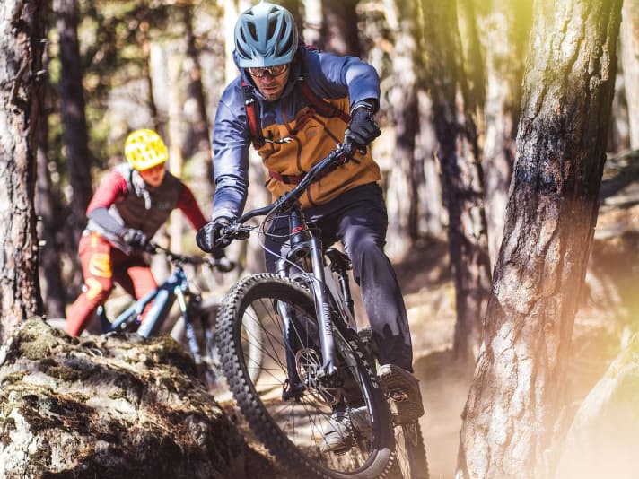 Verkehrte Reihenfolge: In wendigen Trails ist das quirlige Canyon (hinten) dem Thok überlegen.