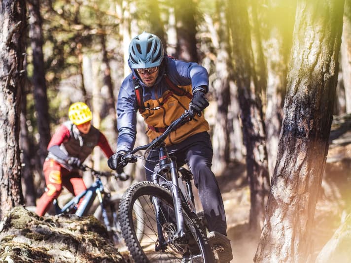 Reverse order: On manoeuvrable trails, the lively Canyon (rear) is superior to the Thok.