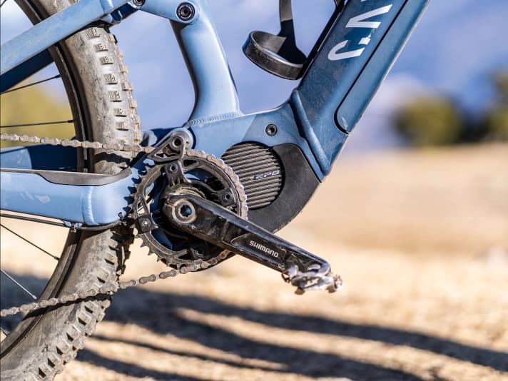 Shimanos EP8 (85 Nm) treibt das Canyon an. Der Motor liefert eine hohe Leistung und ist dabei besonders leicht und kompakt (2,6 kg). Die Unter­stützung lässt sich schon über das minimalistische E7000-Display perApp feintunen, der Motor läuft etwas leiser als der Bosch.
