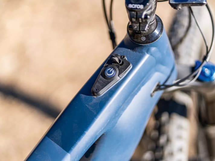 The smartphone or GPS can be powered directly from the battery via USB-C. The port cover
was too loose on our test bike.