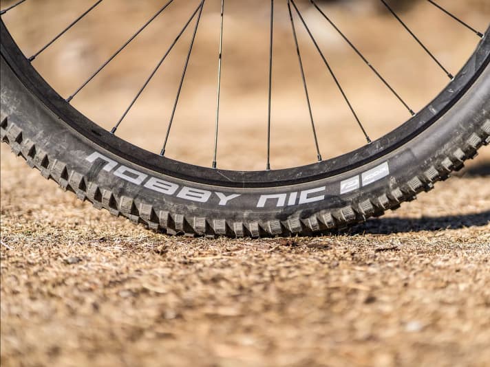 The affordable performance version of the Nobby Nic grips well on soft ground, but lacks some traction on wet roots or stones.