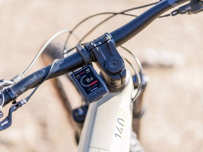 The high-quality Kiox display offers a wealth of information. Caution: Contact with the knees can cause the display to fall out of the holder.