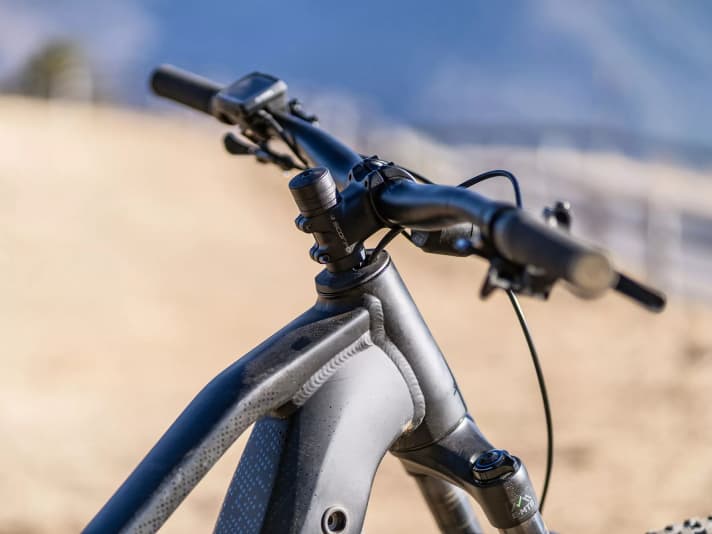 Due to the extremely long head tube, the front of the Stevens E-Inception is very high. The cable routing through the headset is stylish, but limits how far you can lower the handlebars.