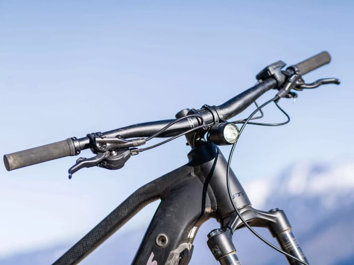 A high-quality headlight is also permanently installed ex works on the most affordable E-Inception. Powerful!