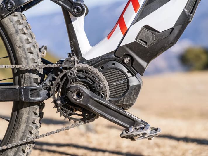 Der E7000 ist der günstige Antrieb von Shimano. Das geringere Drehmoment von maximal 60 Newtonmetern ist bei niedriger Kadenz in steilem Gelände spürbar, im Schotterstraßenfahrbetrieb hingegen erstaunlich wenig. Die Unterstützung ist harmonisch, auch hier lassen sich Fahrmodi per App abstimmen.