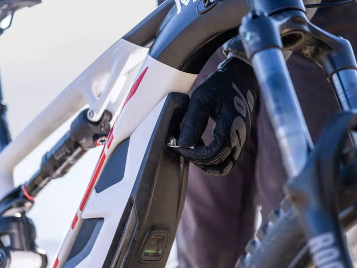 Der Akku sitzt unter einer Plastik­abdeckung des Thok Mig. Der Schnellverschluss aus dem Motorrad-Racing ist gut, die Klappe selbst aber etwas hakelig zu bedienen.