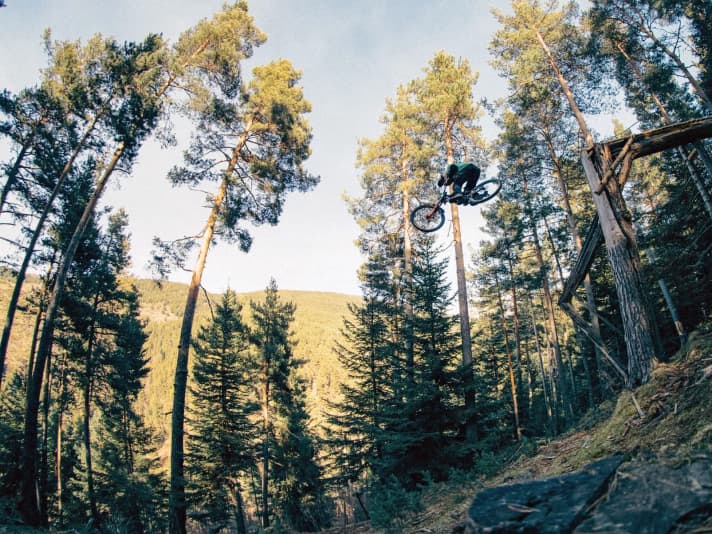 Do or crash: Hat sich Brage auf den Skinny gewagt, muss er es durchziehen. Denn der Baumstamm ist viel 
zu schmal, um den Fuß abzusetzen.
