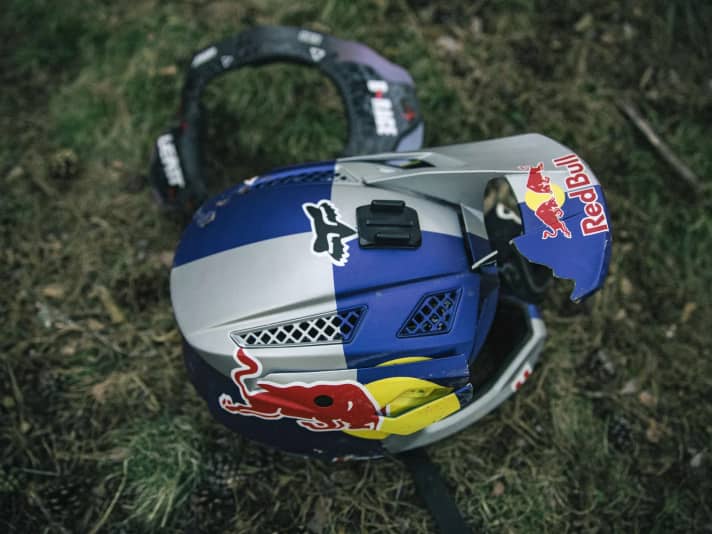Result of the first attempt: Brage can only hang the helmet with the coveted Brause logo on the wall. Helmet mission accomplished!