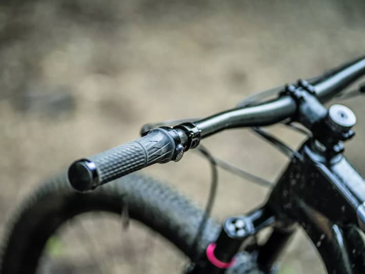 Der Twistloc von Rockshox ist einer der besten Lockout-Hebel und intuitiv bedienbar. Eine Plattformposition am Dämpfer wäre allerdings sinnvoller als das harte Lockout.