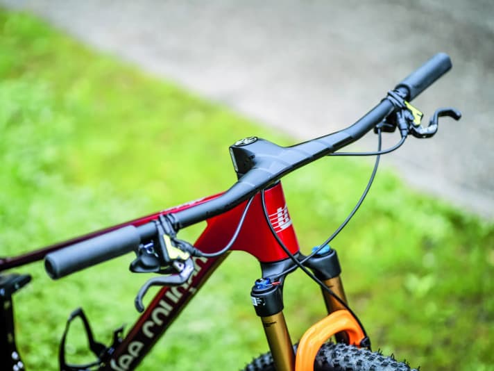 Schick, aber wenig ergonomisch: Die leichte Lenker-Vorbau-Kombi baut sehr flach und könnte etwas mehr Upsweep vertragen.
