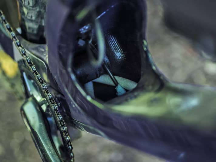  Despite the foam coating, the cables rattle extremely loudly in the voluminous frame.