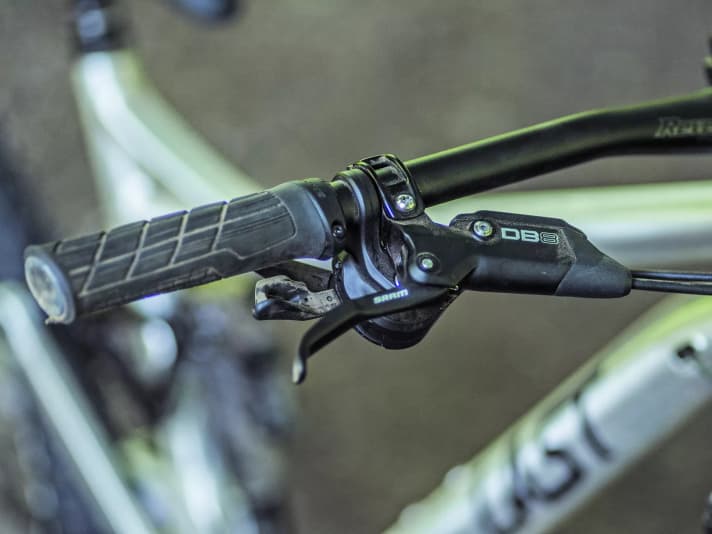 Die neue, günstige DB8-Bremse von Sram verzögert etwas kraftlos, was hohe Handkräfte erfordert.
