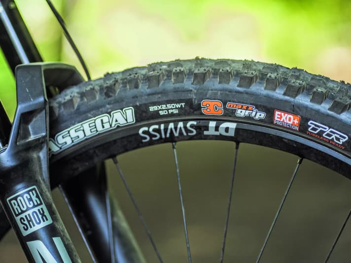 Turn 27.5 inches into 29 inches. The Coal can be converted to both sizes on the rear wheel. The wheelbase remains the same.