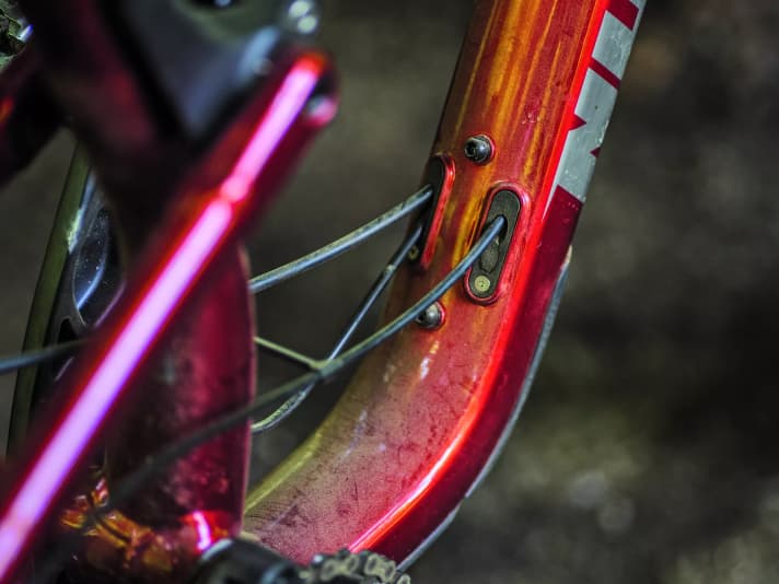 The cable routing is practical, but would unfortunately get in the way of a water bottle.