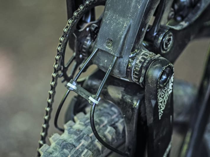  The wide cable routing under the bottom bracket is not ideal. It can quickly rub against the tyre.