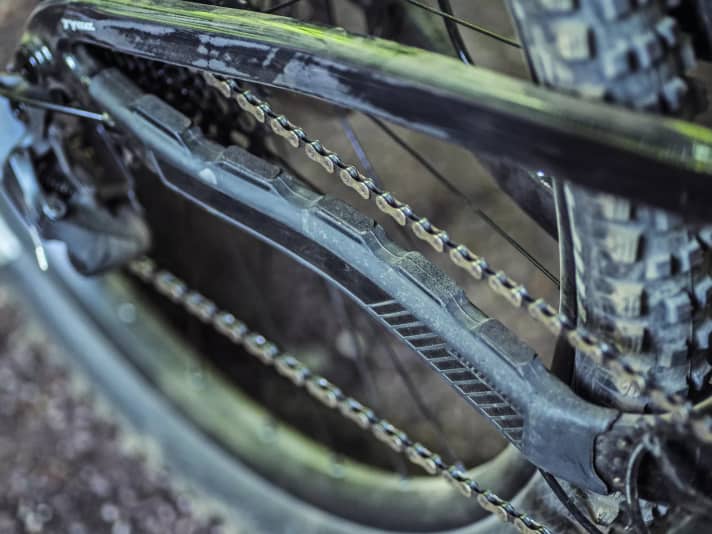  Despite the elaborately moulded chainstay protector, the chain beats quite loudly.