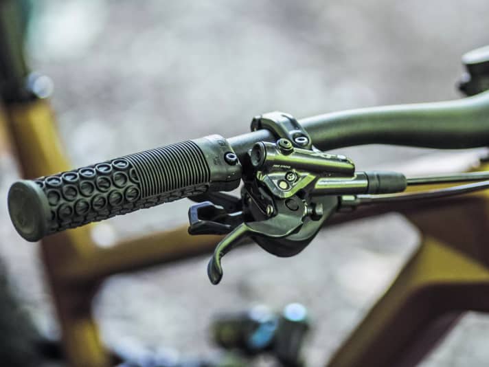 Das Radon ist bis ins Detail hochwertig ausgestattet. Neben den kraftvollen Shimano XT-Bremsen kommen Schraubgriffe von SDG zum Einsatz.