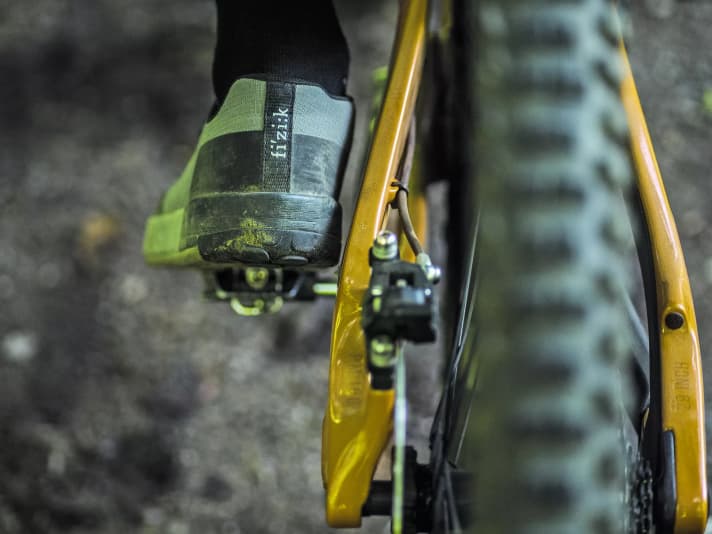 The seat stays are particularly wide on the left side. This leaves little room for the heels.