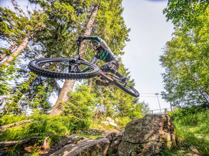 From bouncy to bumpy. The Geißkopf bike park offers a wide variety of routes to really test all facets of an enduro bike. Thanks to the new chairlift, many descents are possible in a short time.
