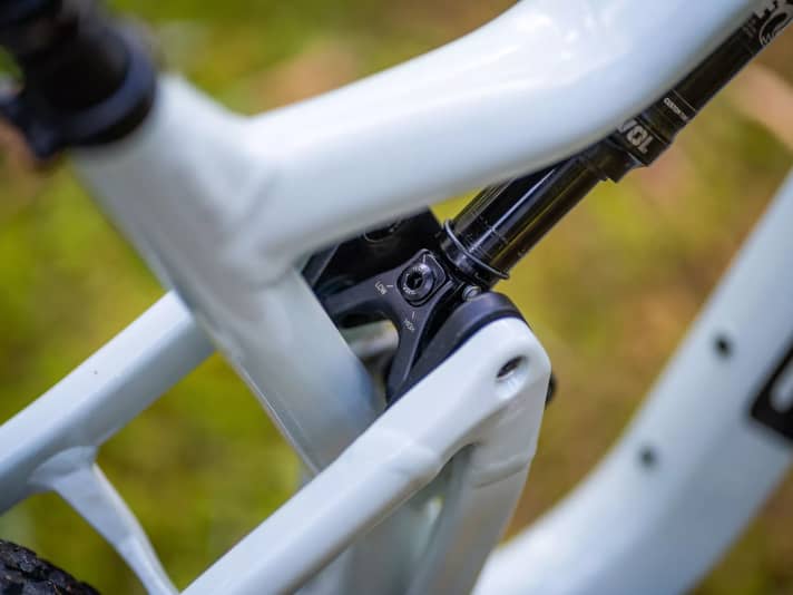 The integrated flip chip causes a steering angle change of 0.4 degrees. The marking is not clear.