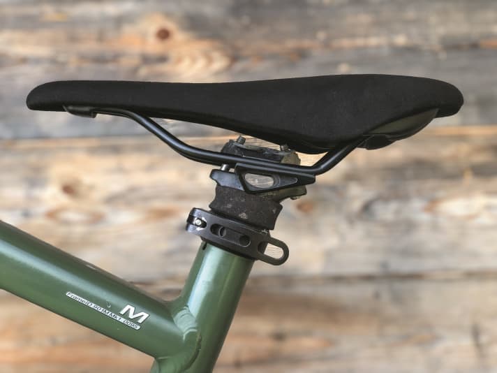 Bike-Bergsteiger Edgar Brigel verzichtet zugunsten der vollen Versenkbarkeit und weniger Gewicht auf eine Teleskopsattelstütze.