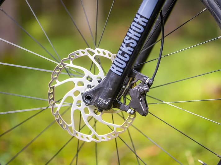  Die gruppenlosen Shimano-Bremsen liegen unterhalb des Niveaus der Testgruppe und dürften gerne kräftiger zupacken.