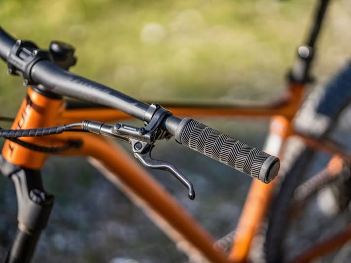 The weak braking system does not do justice to the area of use. All testers found the grips too thick.