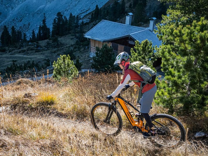 A little fun is a must: Sophie loves narrow trails, like here directly at the Schachenhaus. But the e-MTB is anything but a gazelle for the lightweight.