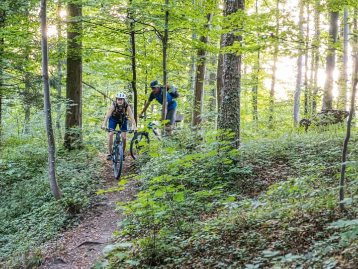 Das Spaßigste zum Schluss: Kurz bevor man endlich die Füße im Staffelsee kühlen kann, rauscht man auf ein paar netten Trails gen Ufer.