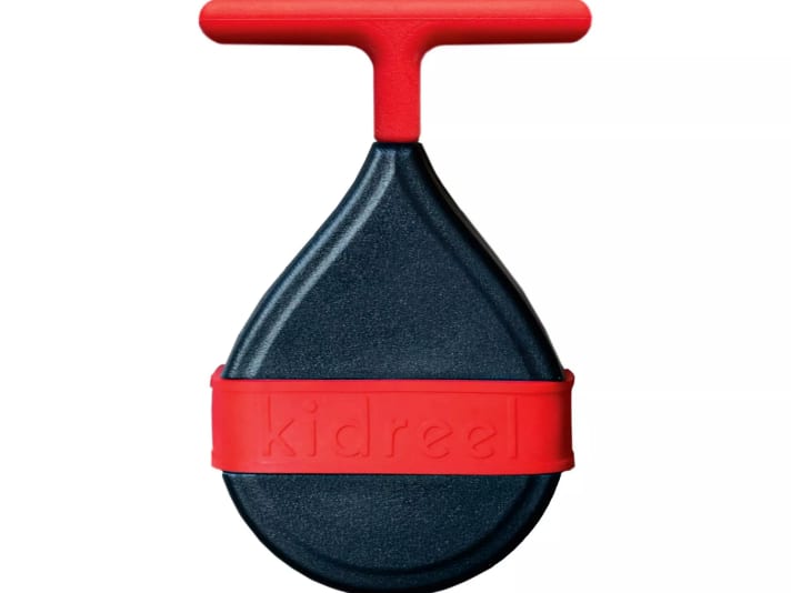 KIDREEL: The Kidreel is attached to the frame of the children's bike. On short climbs, the handle is held in the hand, on longer climbs it is attached to the saddle. The clever design comes from freerider Trond Hansen. 1.85 metres, 159 grams, 55 euros, <a href="https://www.kidreel.com" target="_blank" rel="noopener noreferrer nofollow">more info></a>