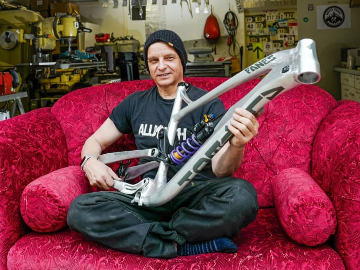 Alutech boss Jürgen Schlender is welding again himself. And he's really good at it.