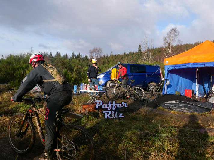 Die Alternative zum Schwitzen auf der Rolle heißt Outdoor-Biken. Auch da ist die Ernährung wichtig. Ganz speziell bei Hardcore-Ritten wie dem winterlichen 24-Stunden-Rennen Strathpuffer.