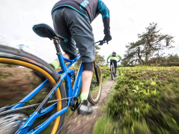 Das Cube Stereo 120 läuft per Definition unter den Down-Country-Bikes, fährt sich bergauf aber eher wie ein Trailbike.