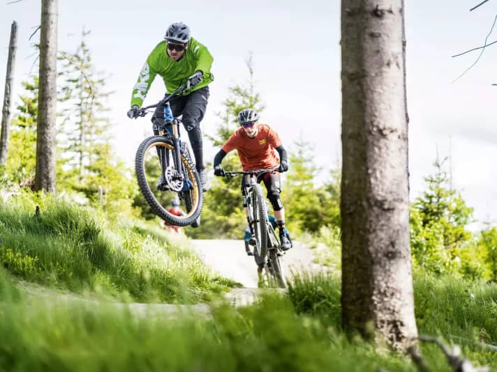 Our youngest test rider Jan (16) is a gifted riding technician. On the flow trail, he even chases test leader Peter Nilges in front of him.